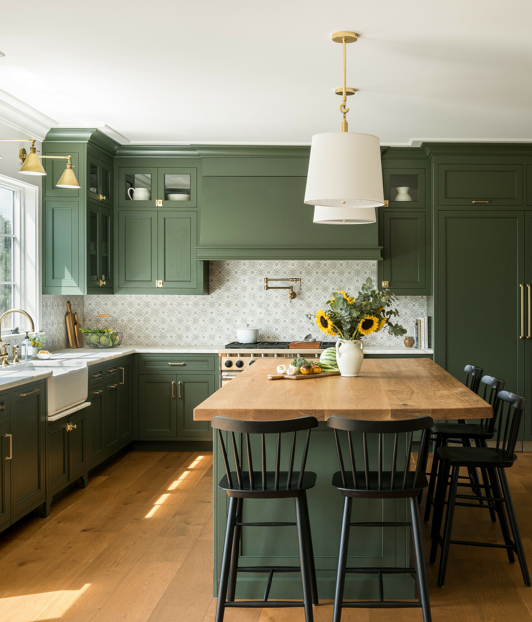 10 Stylish Kitchen Islands That Invite Conversation